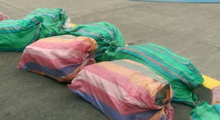 Detienen en alta mar a ecuatorianos con más 800 kilos de cocaína