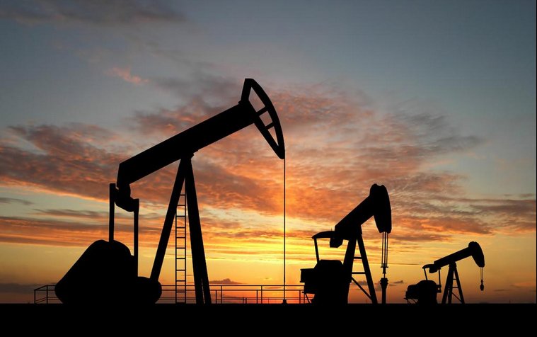 El petróleo comienza el 2015 bajando hasta los 52,69 dólares el barril
