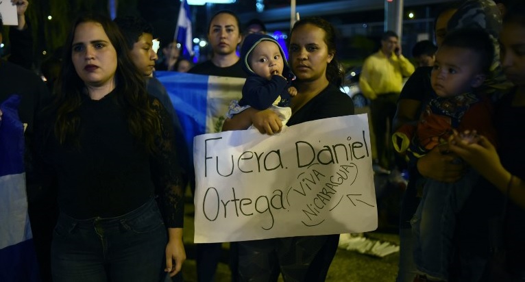 Familiares de detenidos en protestas evacuan entrada a cárcel en Nicaragua