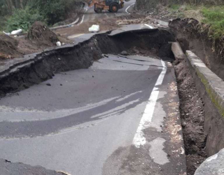 Vía Quero - Mocha, en la provincia de Tungurahua, permanece cerrada y causa malestar a habitantes