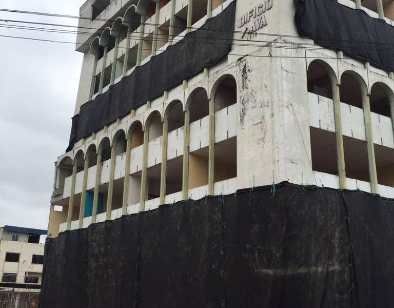Implosionan el tercer edificio de Portoviejo afectado por terremoto