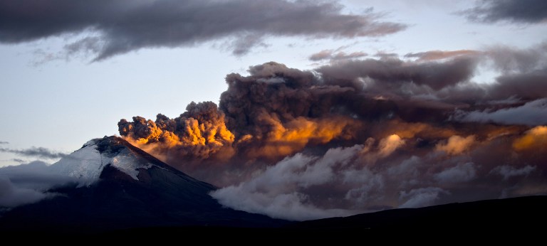 Volcán Cotopaxi registró nueva emisión de gases en la madrugada