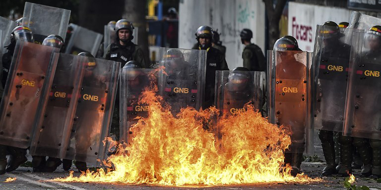Venezuela: Fuerza Armada dice que frustró ataque entre versiones de rebelión