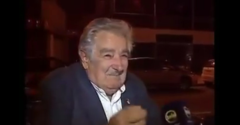 (VIDEO) Mujica da propina a un mendigo y esto fue lo que le respondió