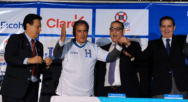 Honduras presenta a colombiano Pinto como técnico de selección