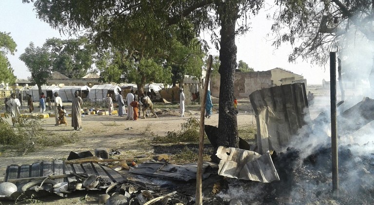 Sube a 100 las víctimas del bombardeo a un campo de refugiados en Nigeria