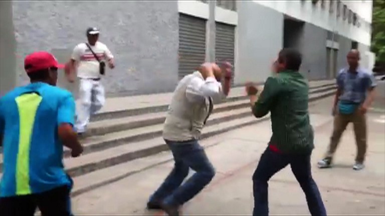 Vocero opositor venezolano, agredido en protesta contra apagones