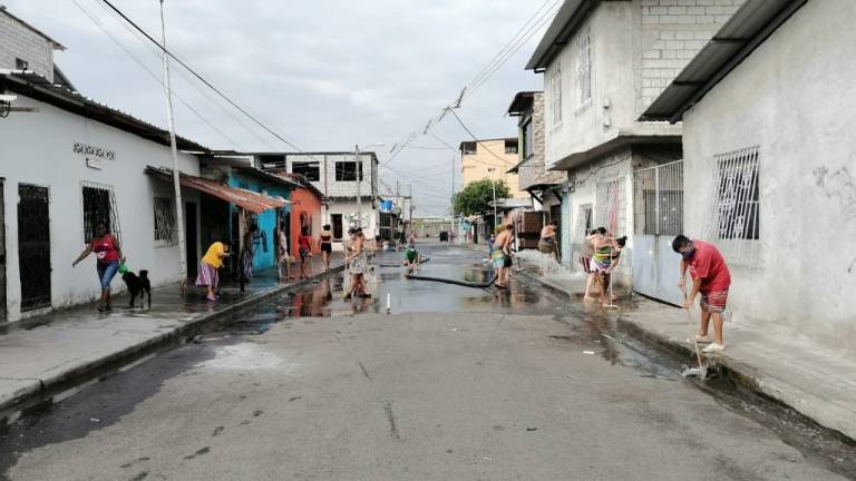 Mingas de desinfección se realizaron en barrios de Guayaquil