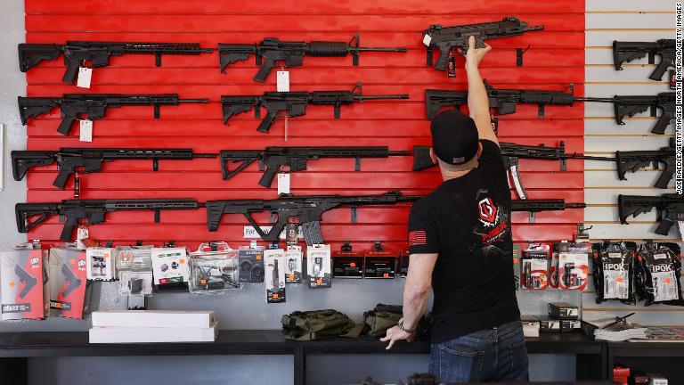 Demócratas y republicanos anuncian un acuerdo para imponer controles de armas