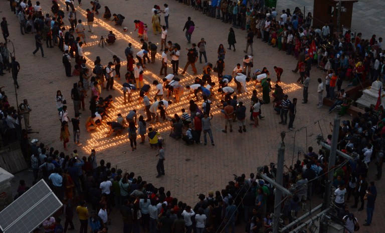 Cientos de velas se encienden para recordar miles de almas en Nepal