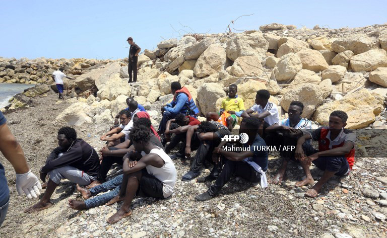 Tres bebés muertos y unos 100 desaparecidos tras naufragio en Libia