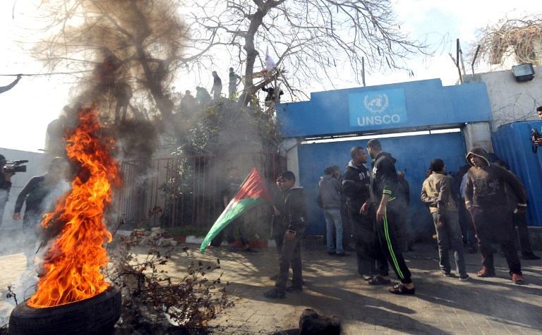 Palestinos protestan ante sede de la ONU en Gaza por falta de fondos