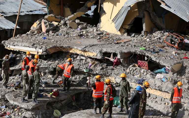 En Kenia rescatan a 4 personas seis días después del derrumbe de un edificio
