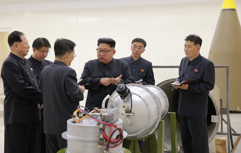 Kim dice que Corea del Norte debe producir masivamente bombas nucleares y misiles