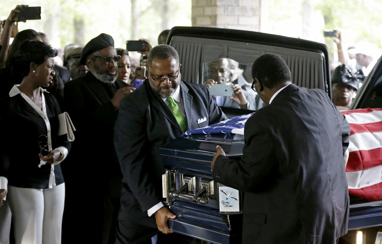 Cientos de personas asisten al funeral de Walter Scott en EEUU