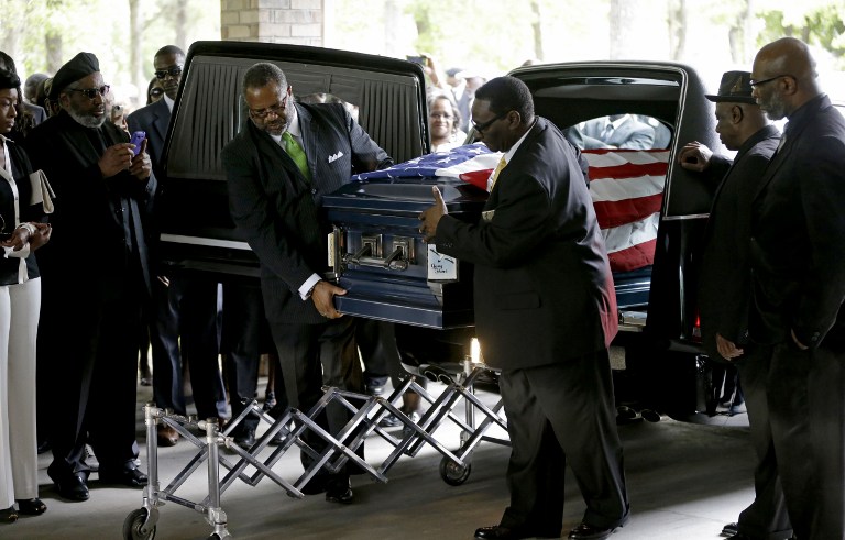 Cientos de personas asisten al funeral de Walter Scott en EEUU