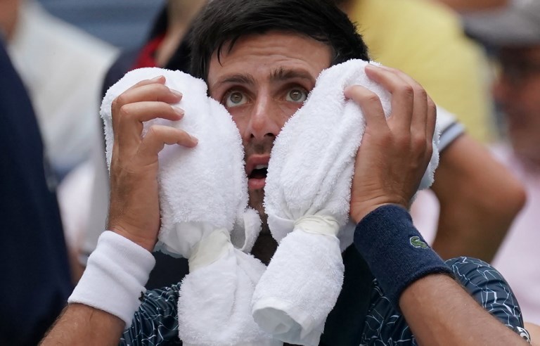 Djokovic vence a su rival y al calor para avanzar en US Open