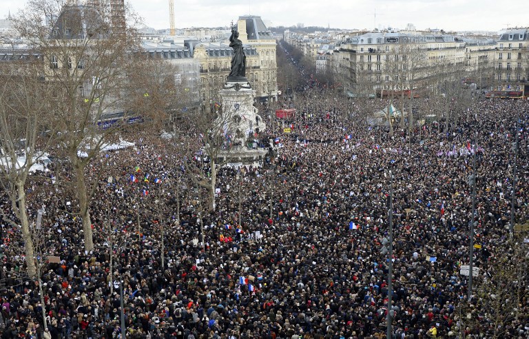 &quot;Yo soy Charlie, judío, policía&quot;: París en pie contra los atentados