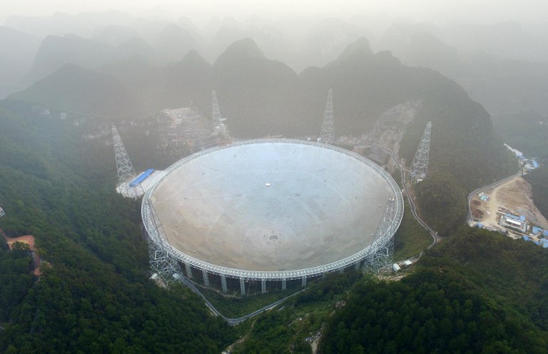 El mayor radiotelescopio del mundo empieza a funcionar en China