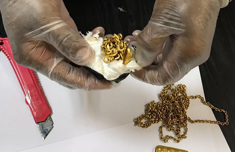 Aduana de Sri Lanka detiene a pasajero con 1 kg de oro en el recto