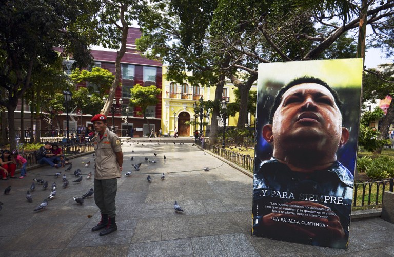Oposición venezolana se disculpa por la forma en que retiró imágenes de Chávez y Bolívar del Parlamento