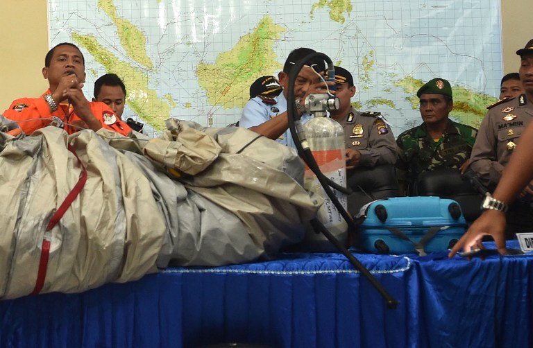 Recuperan en el mar más de 40 cuerpos de ocupantes del avión de AirAsia