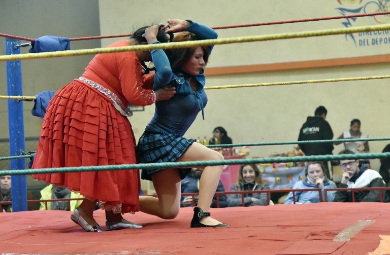 &quot;Cholitas&quot; de Bolivia en lucha libre por la vida