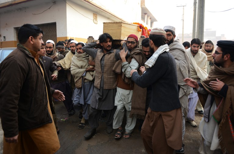 Pakistán llora a los niños asesinados y reafirma su guerra contra talibanes