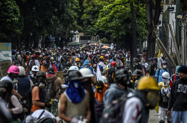 Marcha en Caracas para apoyar corte suprema paralela es bloqueada con gases lacrimógenos