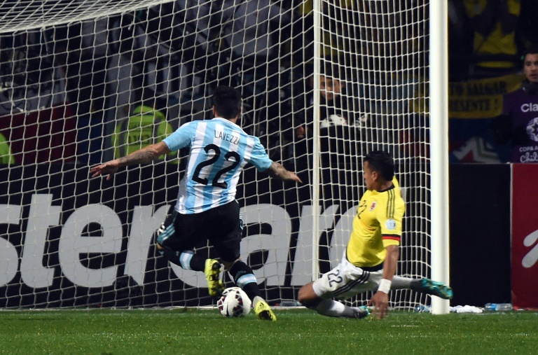 Argentina sufre hasta los penales pero pasa con justicia a semis de Copa América