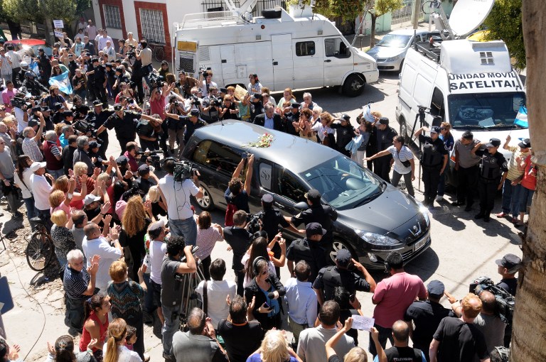 Nisman es sepultado en medio de incertidumbre y controversia