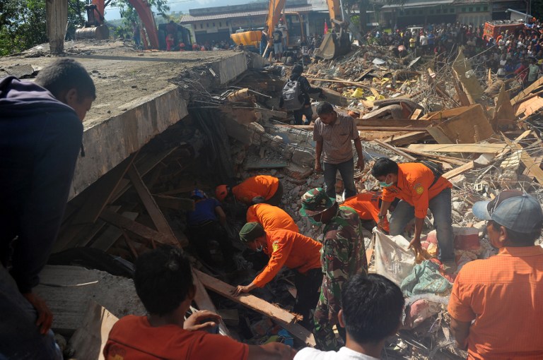 Asciende a 97 el número de fallecidos durante el sismo en Indonesia