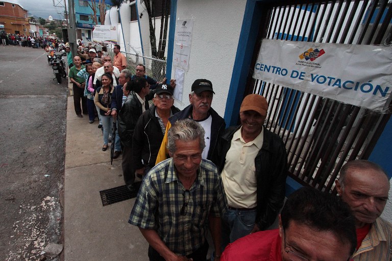 Maduro y oposición se midieron en las urnas tras confrontación en las calles