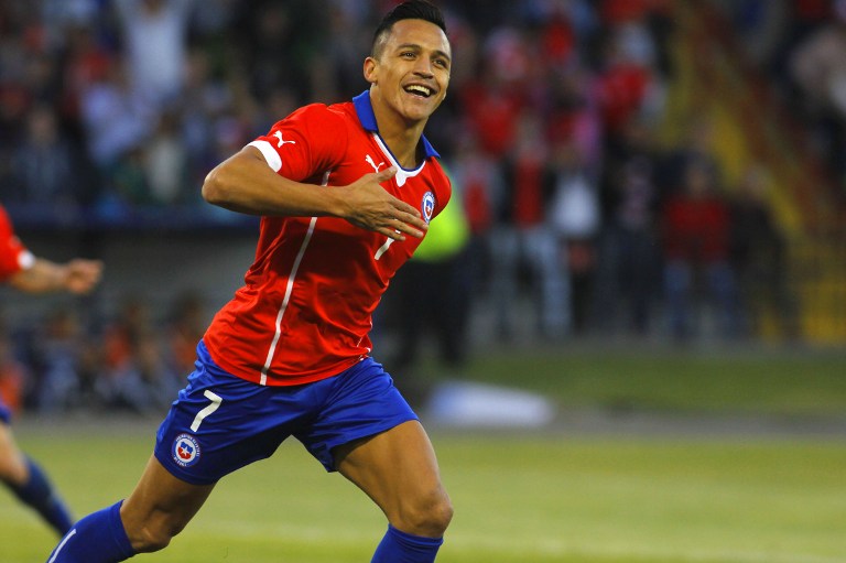 Chile golea 5-0 a Venezuela con un brillante retorno de Valdivia
