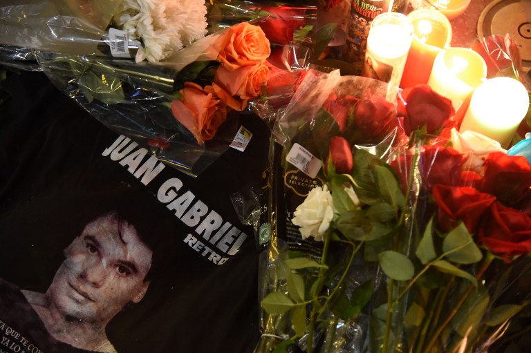 Fanáticos homenajean a Juan Gabriel ante el auditorio donde iba a actuar