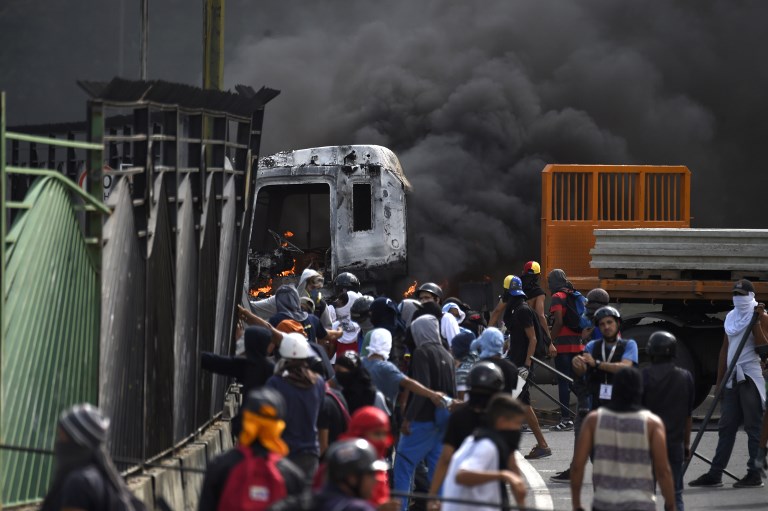 Opositores venezolanos trancan calles en rechazo a muerte de manifestante