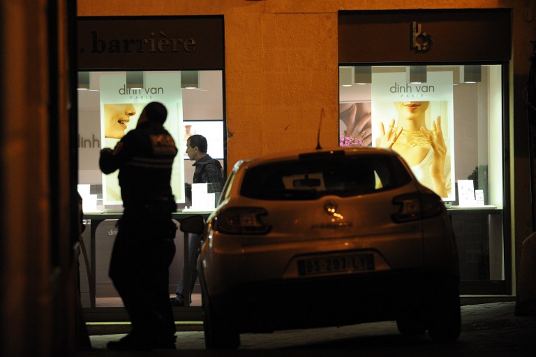 Secuestrador se entrega, rehenes indemnes, en joyería del sur de Francia