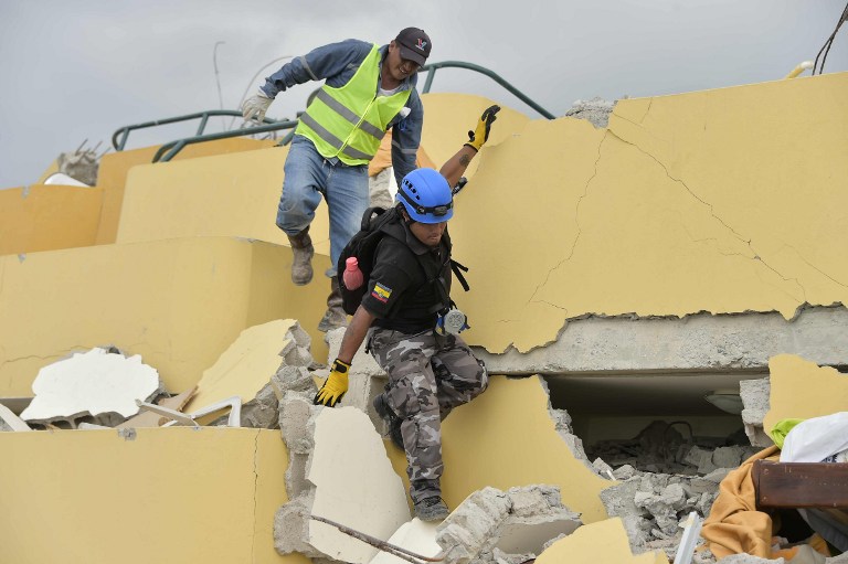 La angustiosa espera de familiares frente a los escombros del hotel Royal en Ecuador