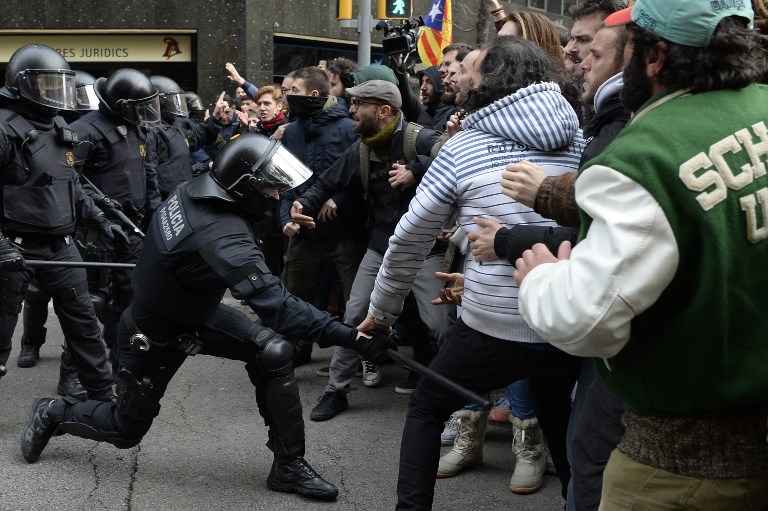 Miles de personas protestan en Barcelona tras detención de Carlés Puigdemont