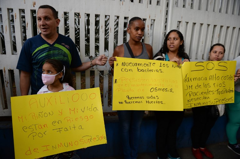Padres de niños venezolanos se encadenan en hospital para exigir medicinas