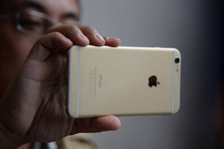 Apple admite fallas en nuevo software de iPhone y ofrece repararlo