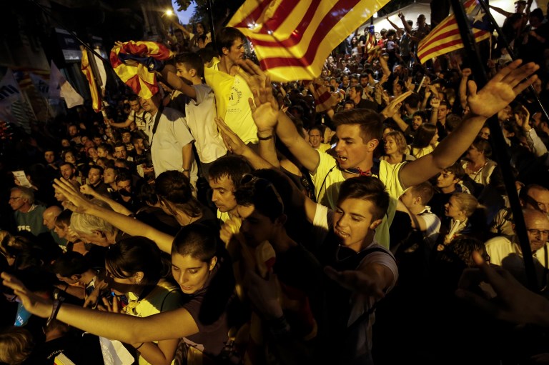 España: separatistas catalanes siguen protesta; varios policías bloqueados