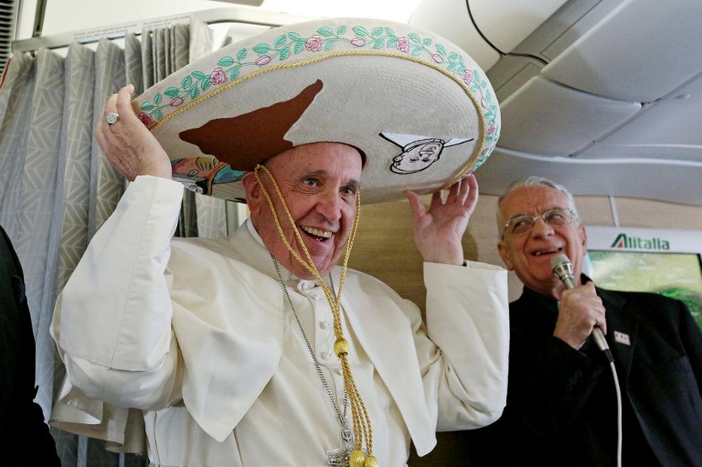 Cantinflas y un sombrero mexicano, buen humor para el papa en el vuelo