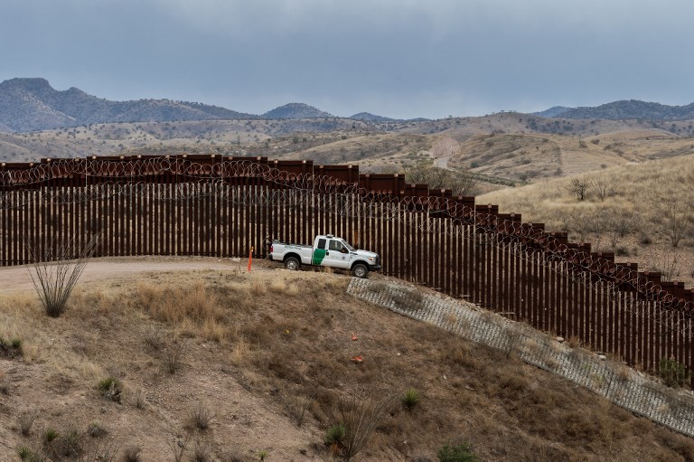 Gresca entre migrantes y policías en frontera con EEUU