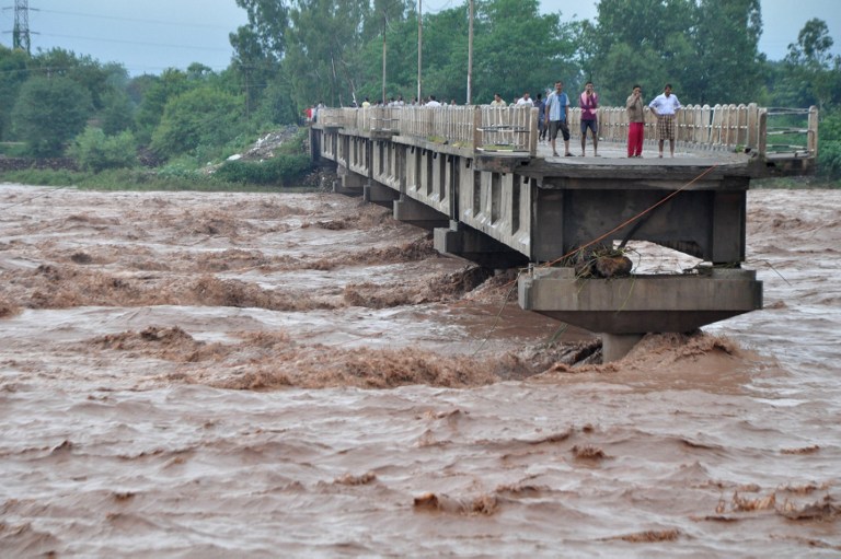 Miles de personas atrapadas por mortíferas lluvias en India y Pakistán