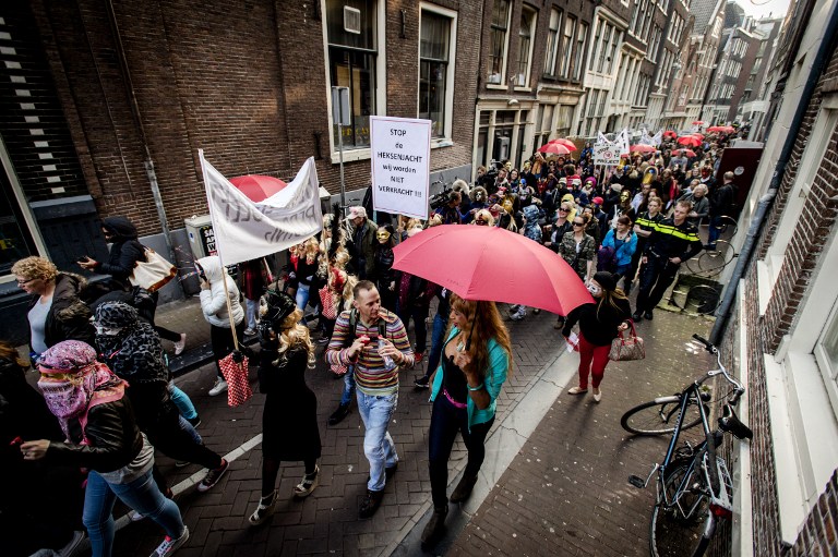 Prostitutas de Amsterdam se manifiestan contra el cierre de vitrinas