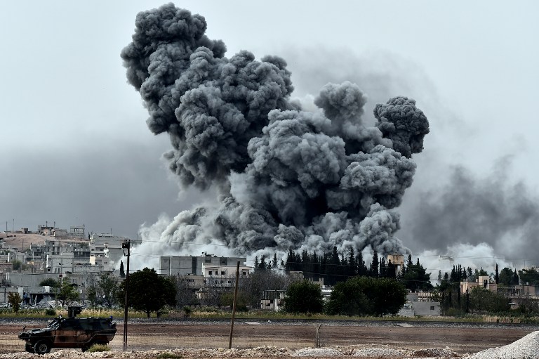 Bombardeos internacionales y milicias kurdas resisten avance del EI en Kobani