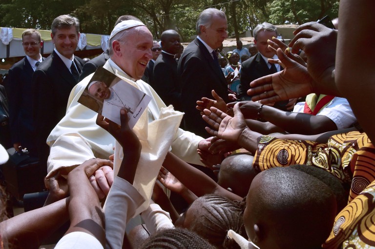El papa culmina su viaje a África con una multitudinaria misa en Bangui