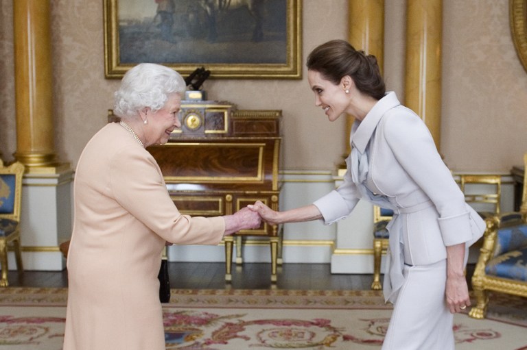 La reina Isabel II distingue a Angelina Jolie con el título de Dama