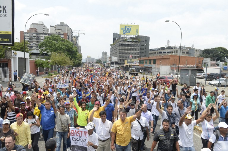 Oposición venezolana presiona al presidente Maduro con &quot;plantón&quot; en las calles
